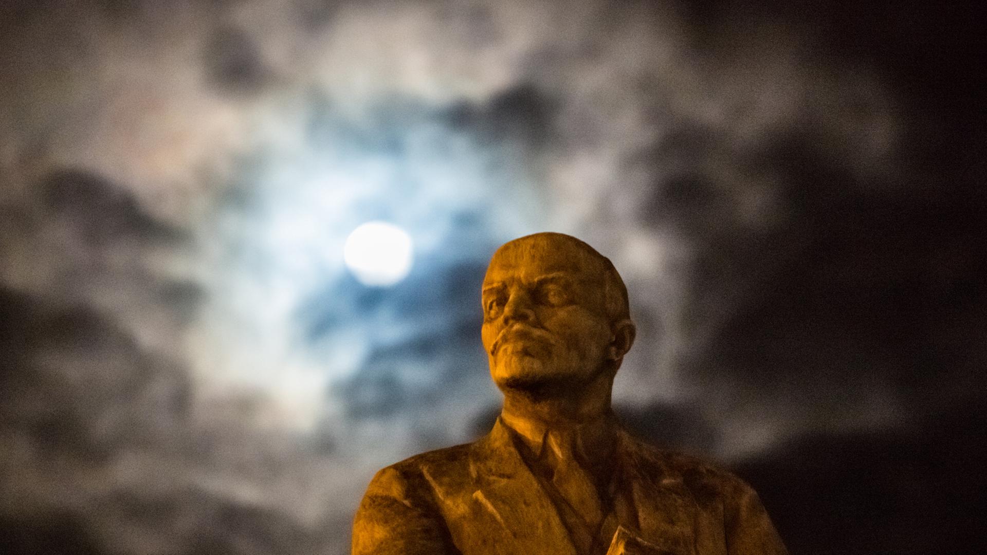 Das Lenin-Denkmal in Simferopol, Hauptstadt der Autonomen Republik Krim Das Lenin-Denkmal in Simferopol, Hauptstadt der Autonomen Republik Krim