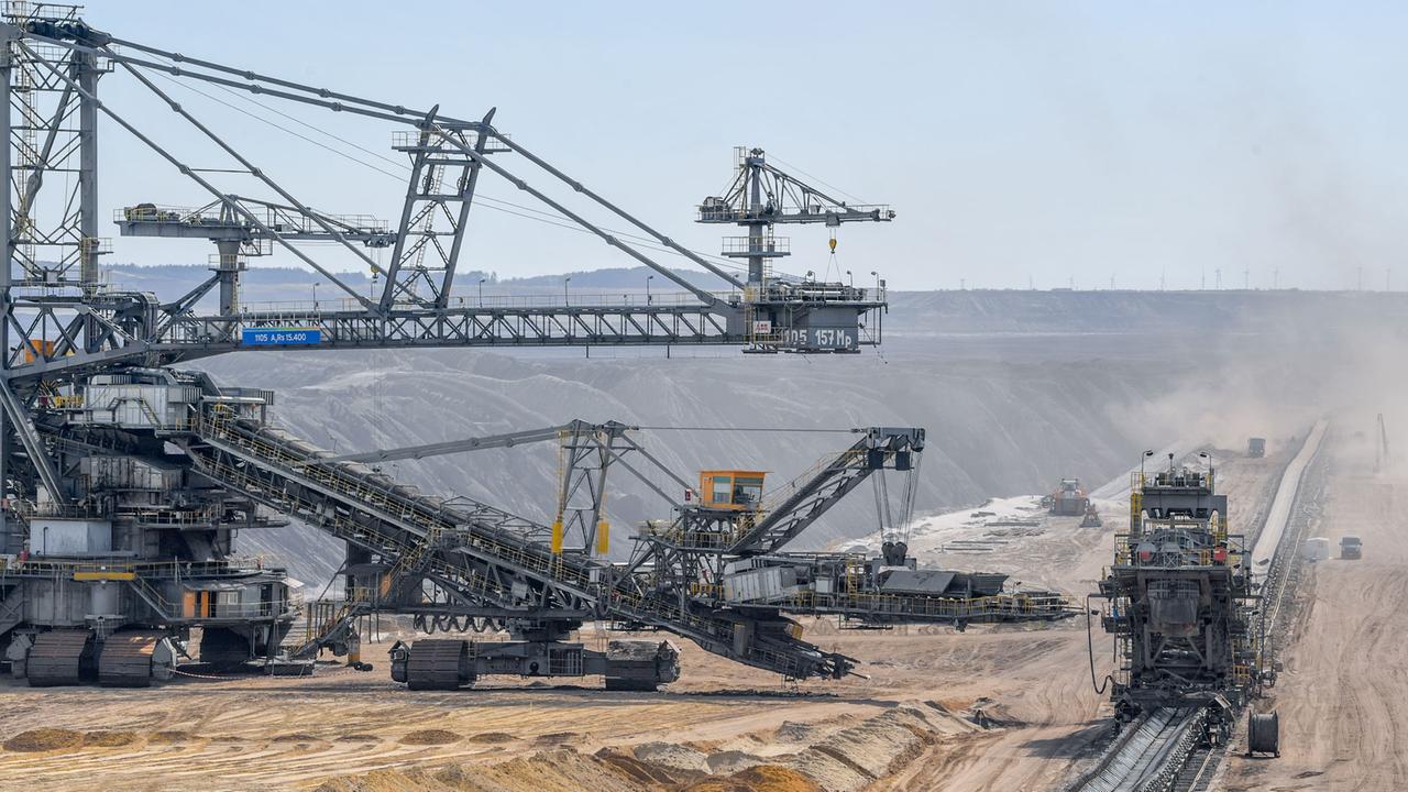 Ein "Absetzer" am Rande des Braunkohletagebaus Welzow Süd der LEAG (Lausitz Energie Bergbau AG), das nur wenige Kilometer vom Dorf Proschim entfernt ist. Ein "Absetzer" am Rande des Braunkohletagebaus Welzow Süd der LEAG (Lausitz Energie Bergbau AG), das nur wenige Kilometer vom Dorf Proschim entfernt ist.