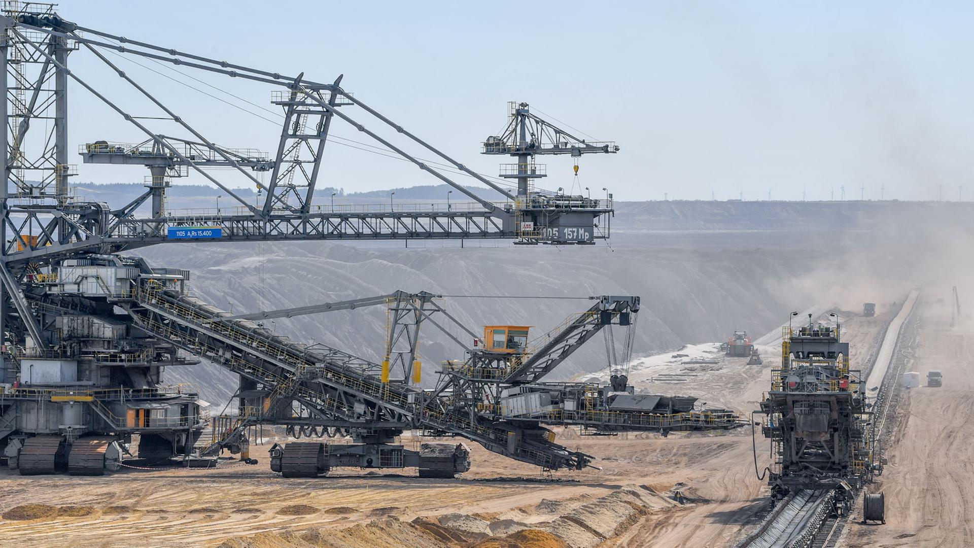 Ein "Absetzer" am Rande eines Braunkohletagebaus in Ostdeutschland. Ein "Absetzer" am Rande eines Braunkohletagebaus in Ostdeutschland.