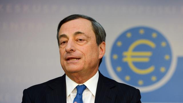 Mario Draghi, Präsident der Europäischen Zentralbank (EZB), im Hintergrund ein Logo mit dem Eurozeichen