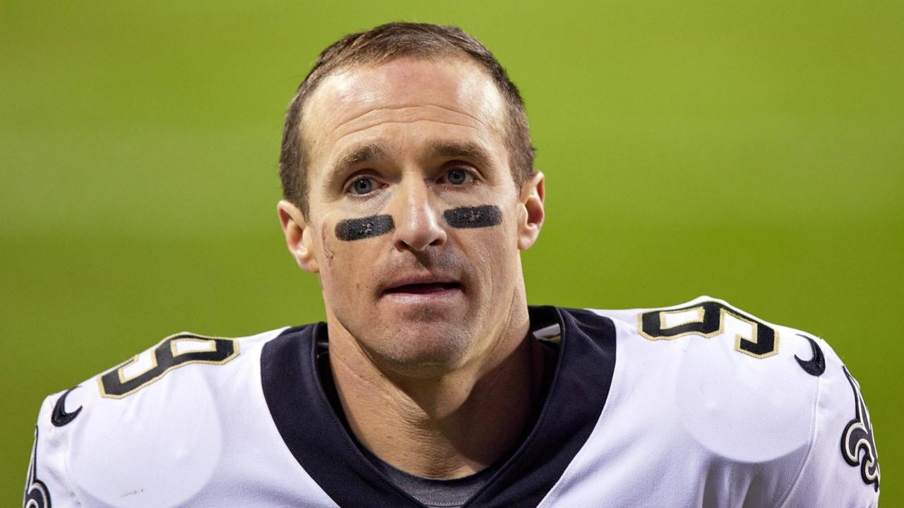 Drew Brees in Trikot und Schonern aber ohne Helm. Drew Brees in Trikot und Schonern aber ohne Helm.