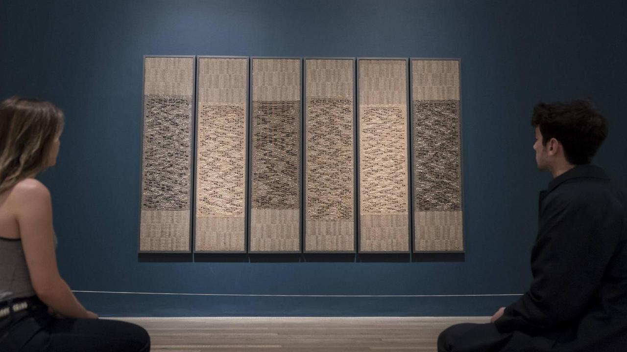 October 9, 2018 - London, UK - LONDON, UK. Visitors view Six Prayers , 1966-7, by Anni Albers. Preview of the UK s first exhibition of works by German artist Anni Albers at Tate Modern who used the ancient art of hand-weaving to produce works of modern art. Over 350 of her artworks from major collections from Europe and the US are on show 11 October to 27 January 2019. London UK PUBLICATIONxINxGERxSUIxAUTxONLY - ZUMAl94_ 20181009_zaf_l94_052 Copyright: xStephenxChungx