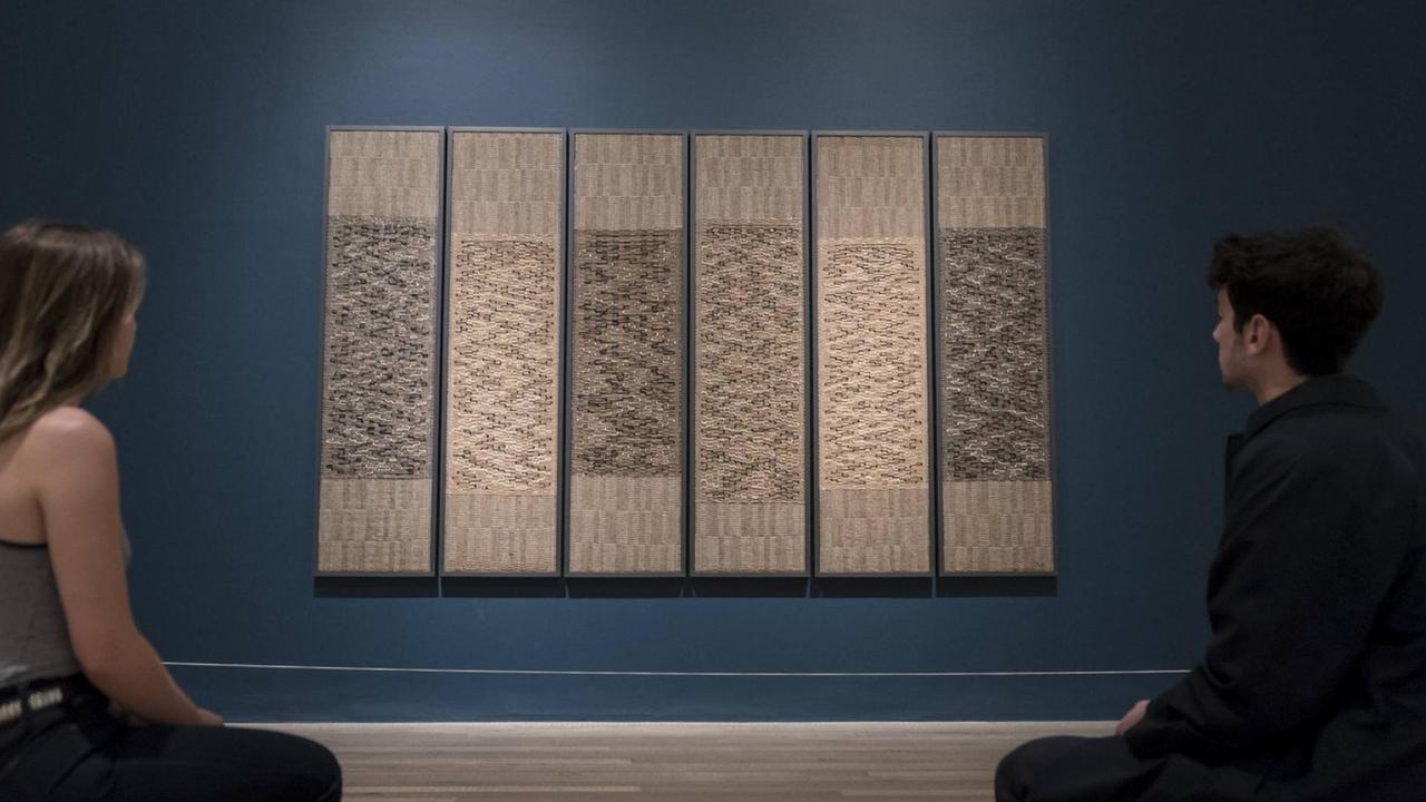 October 9, 2018 - London, UK - LONDON, UK. Visitors view Six Prayers , 1966-7, by Anni Albers. Preview of the UK s first exhibition of works by German artist Anni Albers at Tate Modern who used the ancient art of hand-weaving to produce works of modern art. Over 350 of her artworks from major collections from Europe and the US are on show 11 October to 27 January 2019. London UK PUBLICATIONxINxGERxSUIxAUTxONLY - ZUMAl94_ 20181009_zaf_l94_052 Copyright: xStephenxChungx October 9, 2018 - London, UK - LONDON, UK. Visitors view Six Prayers , 1966-7, by Anni Albers. Preview of the UK s first exhibition of works by German artist Anni Albers at Tate Modern who used the ancient art of hand-weaving to produce works of modern art. Over 350 of her artworks from major collections from Europe and the US are on show 11 October to 27 January 2019. London UK PUBLICATIONxINxGERxSUIxAUTxONLY - ZUMAl94_ 20181009_zaf_l94_052 Copyright: xStephenxChungx
