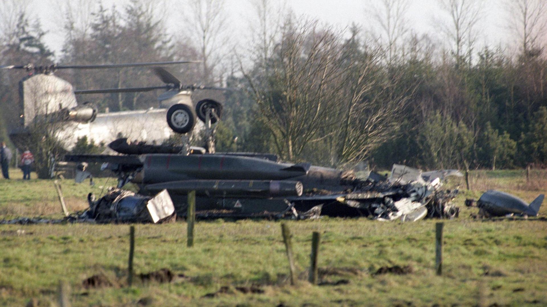 Das Wrack an der Absturzstelle in der Nähe einer Schule bei Wiesmoor, Niedersachsen, am 13.01.1989. Ein britischer Tornado war in eine deutsche Alphajet-Staffel geflogen und kollidiert. Zwei britische Soldaten starben. Das Wrack an der Absturzstelle in der Nähe einer Schule bei Wiesmoor, Niedersachsen, am 13.01.1989. Ein britischer Tornado war in eine deutsche Alphajet-Staffel geflogen und kollidiert. Zwei britische Soldaten starben.