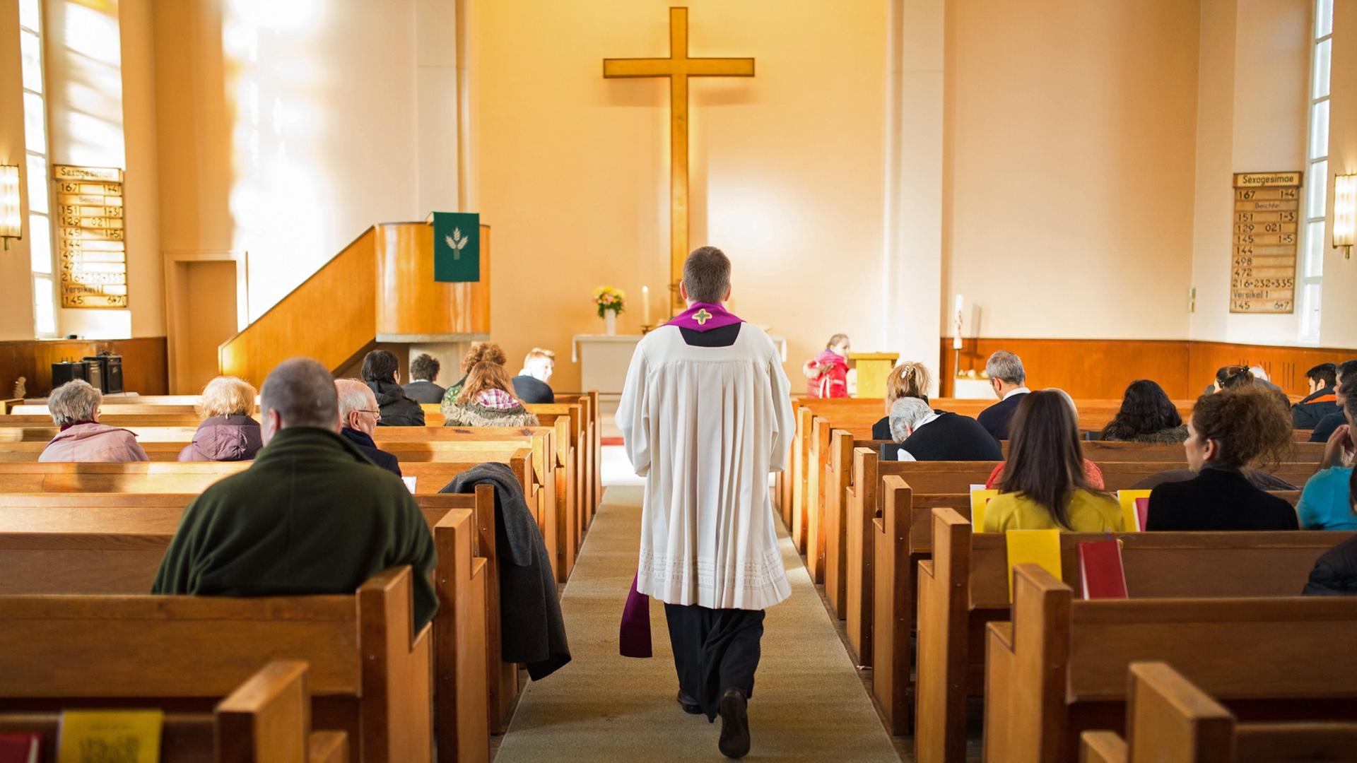 Der Pastor Gottfried Martens betritt das Kirchenschiff der Evangelisch-Lutherischen Dreieinigkeitskirche am 08.02.2015 in Berlin-Steglitz für einen Gottesdienst. Der Pastor Gottfried Martens betritt das Kirchenschiff der Evangelisch-Lutherischen Dreieinigkeitskirche am 08.02.2015 in Berlin-Steglitz für einen Gottesdienst.