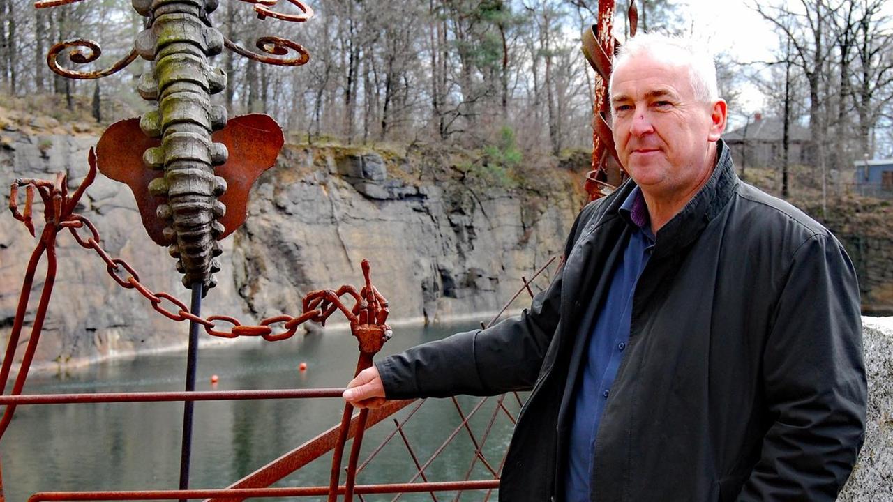 Der Bürgermeister von Nebelschütz Thomas Zschornak steht auf der Brücke an einem Fluss Der Bürgermeister von Nebelschütz Thomas Zschornak steht auf der Brücke an einem Fluss