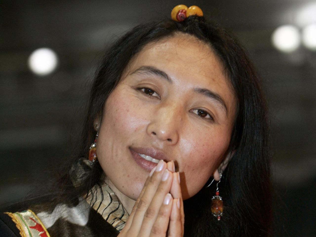 Die tibetanische Sängerin und Autorin Soname Yangchen auf der Internationalen Frankfurter Buchmesse, aufgenommen am 20.10.2005. Foto: Frank May