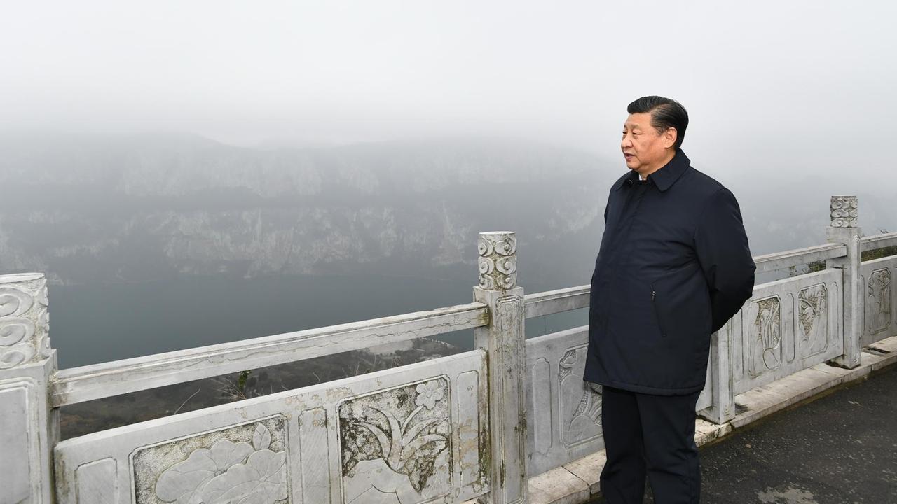 Der chinesische Präsident und KP-Generalsekretär Xi Jinping inspiziert das Land in der Provinz Guizhou.