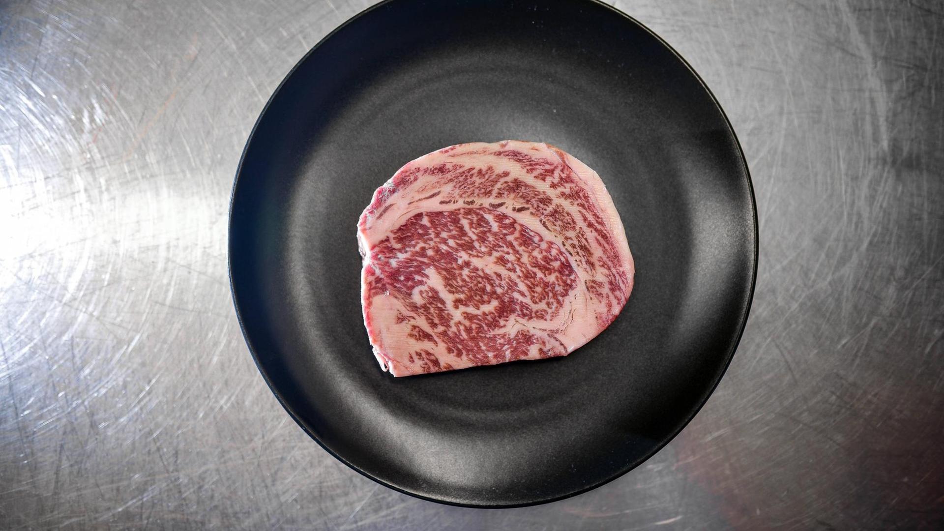 Das Steak wiegt circa 200 Gramm und kostet im Einkauf rund 80 Euro Das Steak wiegt circa 200 Gramm und kostet im Einkauf rund 80 Euro