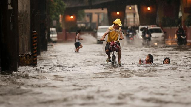 Heftiger Regen hat am 13.8.2016 in der philippinischen Hauptstadt Manila eine Straße überflutet.