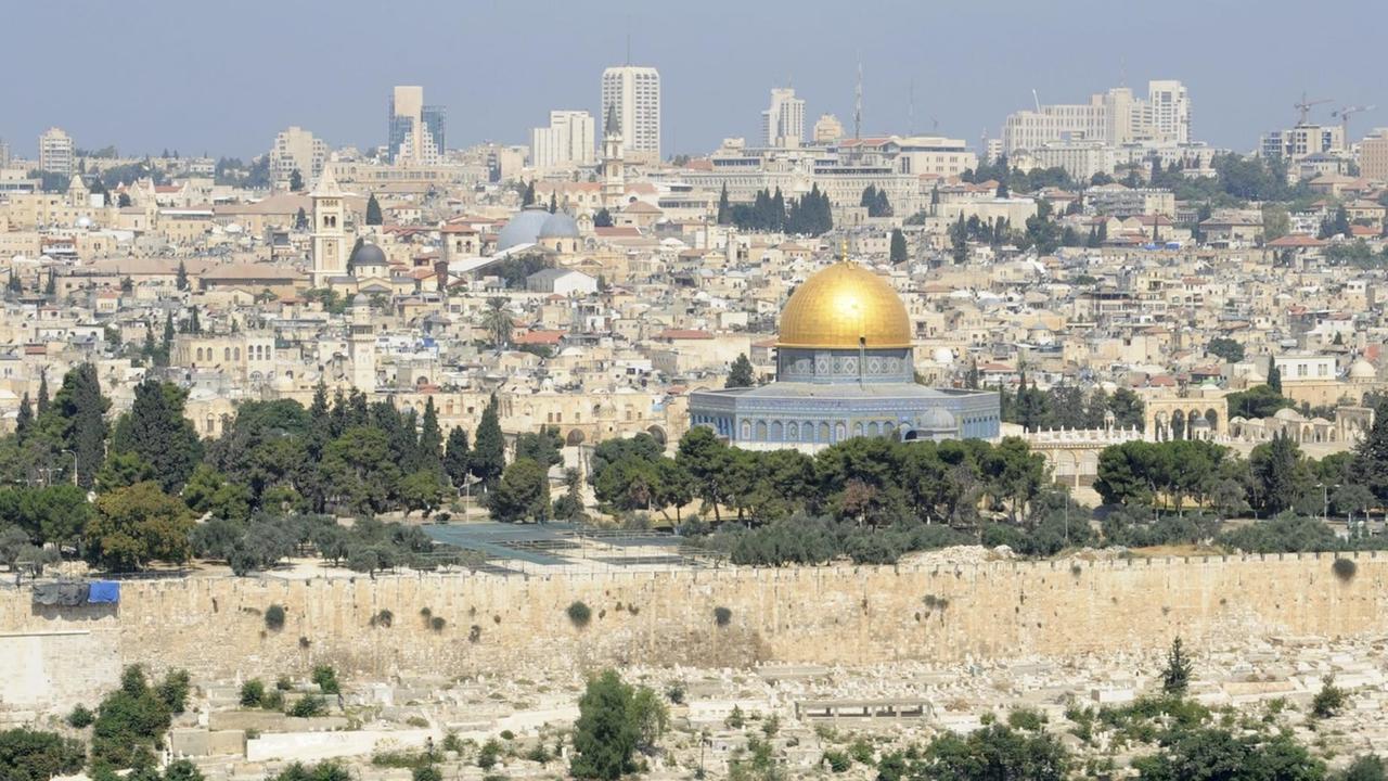 Blick auf die Alt-Stadt von Jerusalem mit dem Felsen-Dom Blick auf die Alt-Stadt von Jerusalem mit dem Felsen-Dom