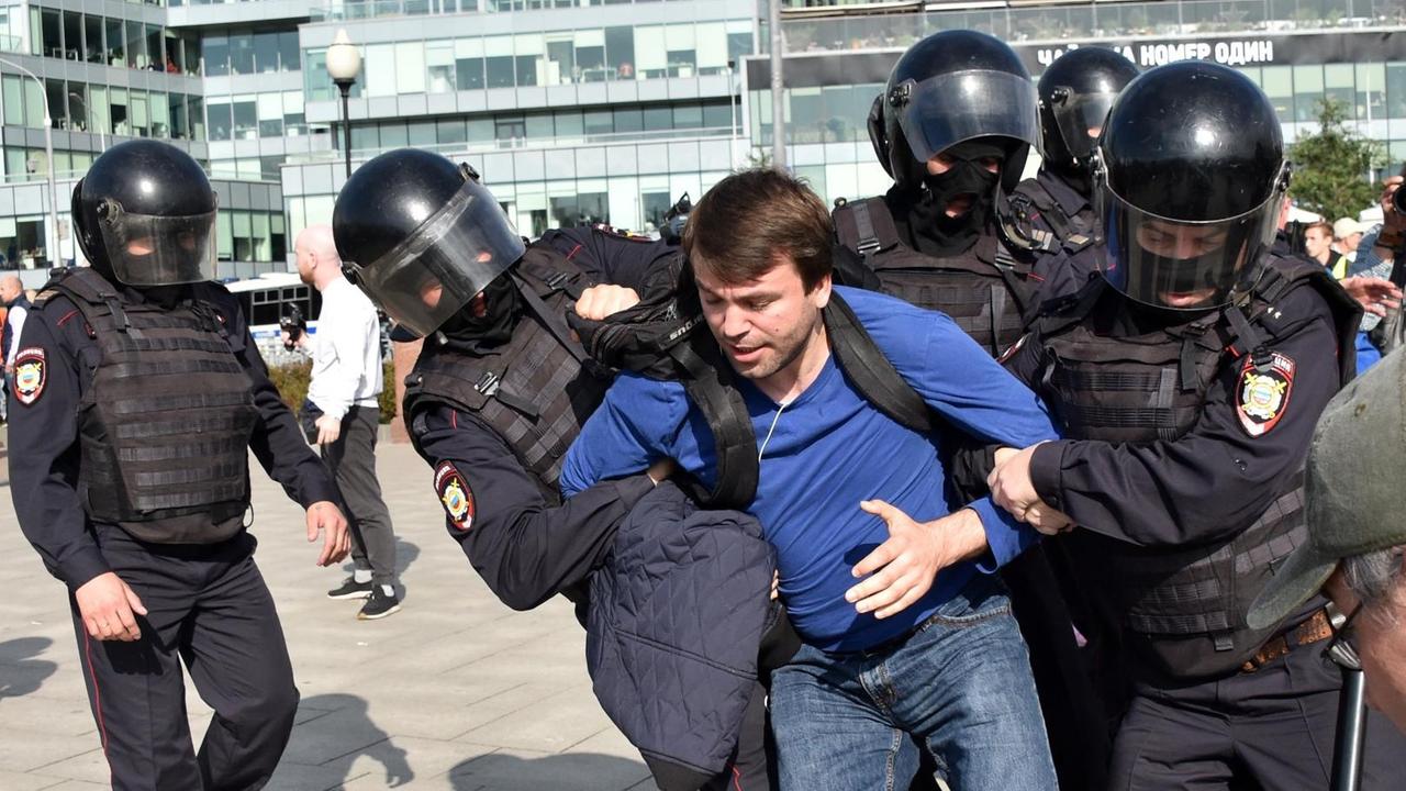 Das Foto zeigt russische Polizisten, die in Moskau einen Teilnehmer einer nicht genehmigten Kundgebung festnehmen.