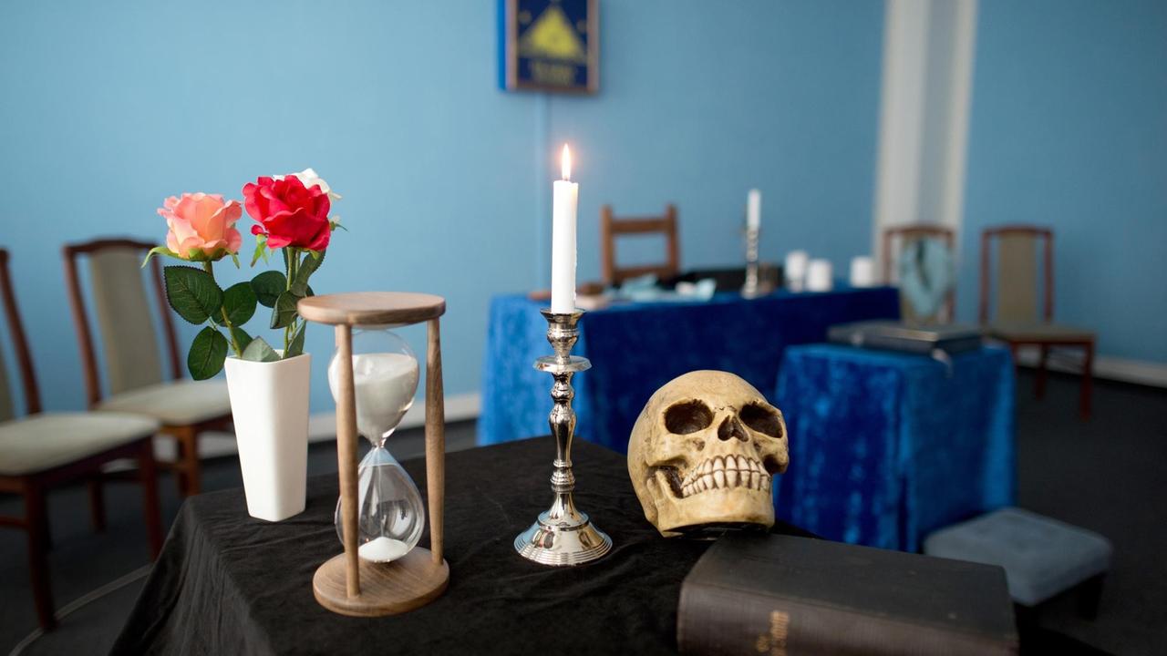 In dem Tempel der Freimaurer Loge "Zu den ehernen Säulen" in Dresden (Sachsen) stehen typische Utensilien der Freimaurer, aufgenommen am 03.06.2015. Eine Bibel, ein Totenschädel, Blumen, Kerzen und eine Sanduhr. Die fünf Grundideale der Freimaurerei sind Freiheit, Gleichheit, Brüderlichkeit, Toleranz und Humanität. In dem Tempel der Freimaurer Loge "Zu den ehernen Säulen" in Dresden (Sachsen) stehen typische Utensilien der Freimaurer, aufgenommen am 03.06.2015. Eine Bibel, ein Totenschädel, Blumen, Kerzen und eine Sanduhr. Die fünf Grundideale der Freimaurerei sind Freiheit, Gleichheit, Brüderlichkeit, Toleranz und Humanität.
