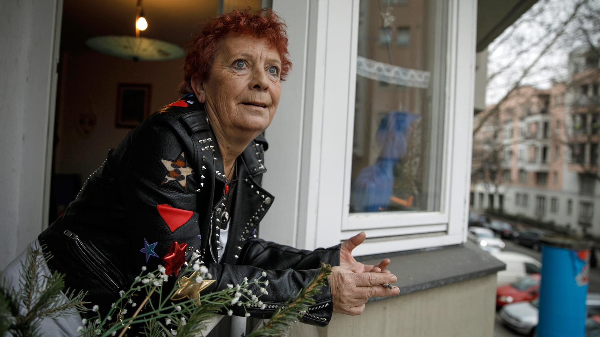 Die ehemals obdachlose Ingrid Bujnak steht auf dem Balkon ihrer neuen Wohnung im Stadtteil Schöneberg. Seit kurzer Zeit lebt sie in einer Wohnung, die ihr von dem Berliner Pilotprojekt "Housing First" vermittelt wurde. Die ehemals obdachlose Ingrid Bujnak steht auf dem Balkon ihrer neuen Wohnung im Stadtteil Schöneberg. Seit kurzer Zeit lebt sie in einer Wohnung, die ihr von dem Berliner Pilotprojekt "Housing First" vermittelt wurde.