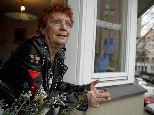 Die ehemals obdachlose Ingrid Bujnak steht auf dem Balkon ihrer neuen Wohnung im Stadtteil Schöneberg. Seit kurzer Zeit lebt sie in einer Wohnung, die ihr von dem Berliner Pilotprojekt "Housing First" vermittelt wurde.