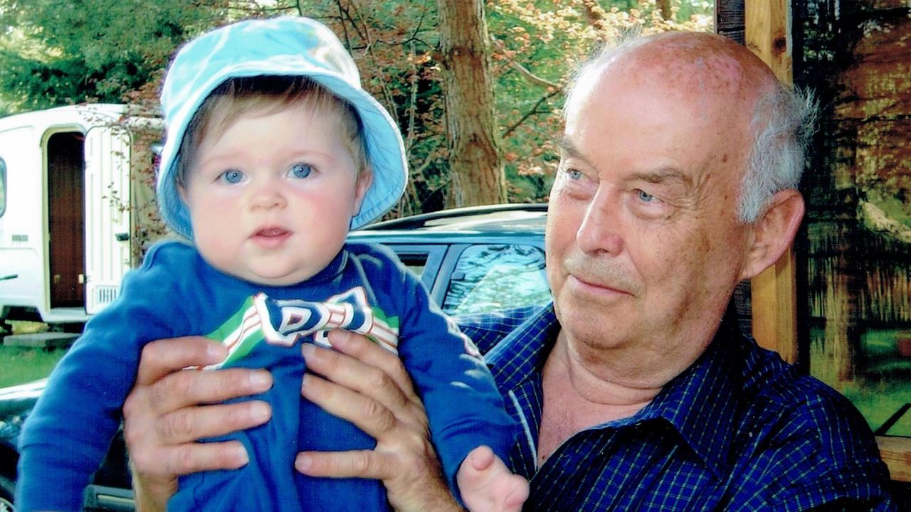 Piotr Weigle hält seinen Enkel Michel in den Armen.