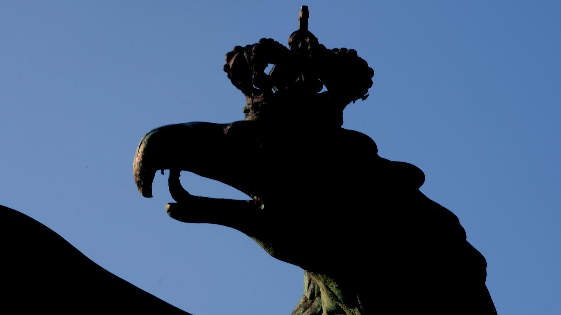 Ein steinerner Adler, fotografiert am ehemaligen Hohenzollern-Schloss Lindstedt in Potsdam. Ein steinerner Adler, fotografiert am ehemaligen Hohenzollern-Schloss Lindstedt in Potsdam.