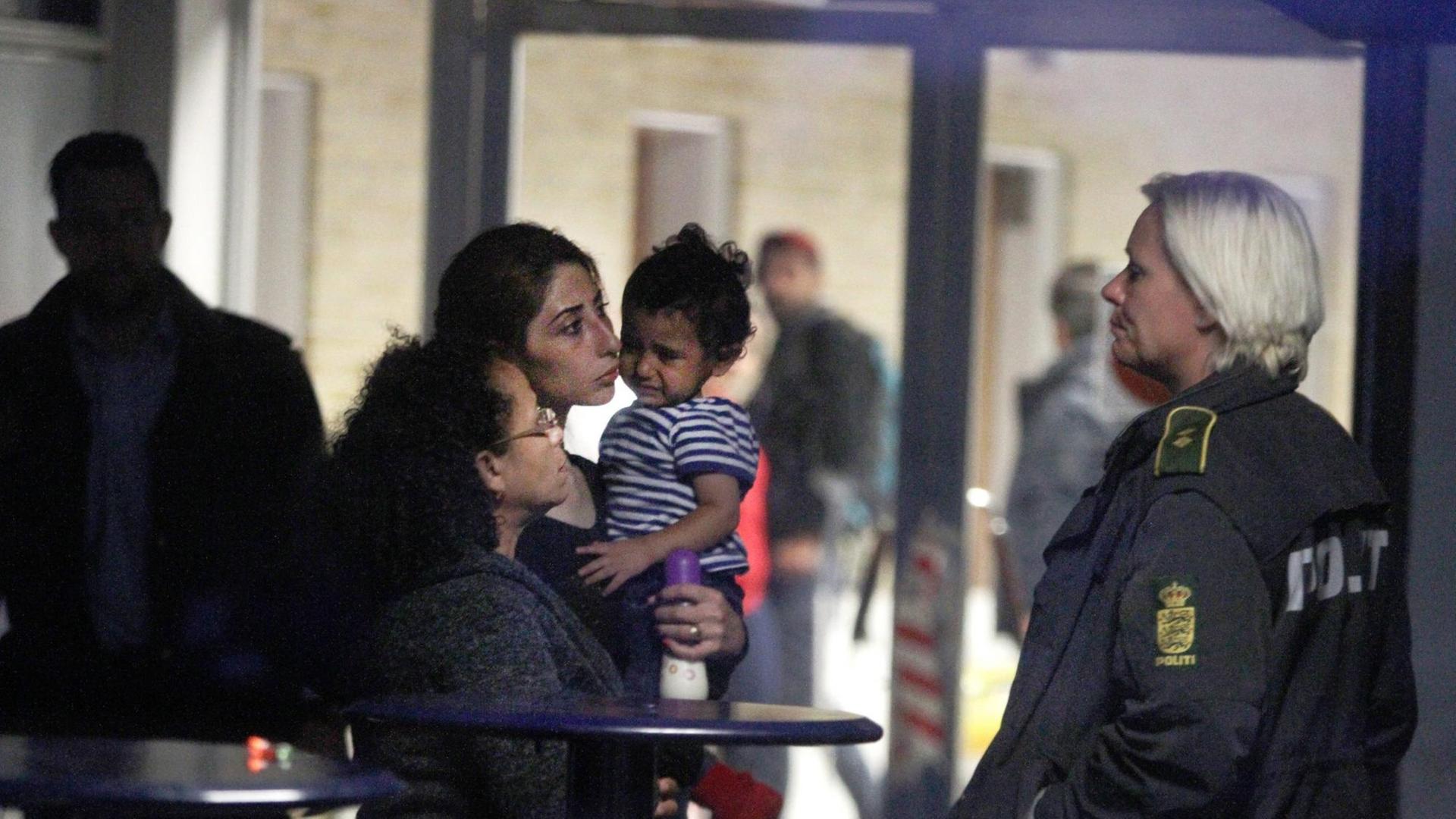 Syrische Flüchtlinge nach ihrer Ankunft in Rodby im Süden Dänemarks. Syrische Flüchtlinge nach ihrer Ankunft in Rodby im Süden Dänemarks.