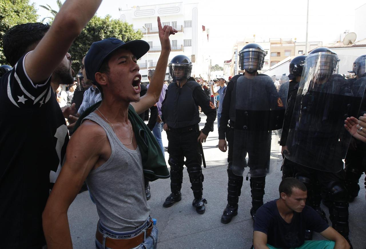 Demonstration in der marokkanischen Stadt Al-Hoceima. Demonstranten schreien Slogans vor Sicherheitskräften. Demonstration in der marokkanischen Stadt Al-Hoceima. Demonstranten schreien Slogans vor Sicherheitskräften.