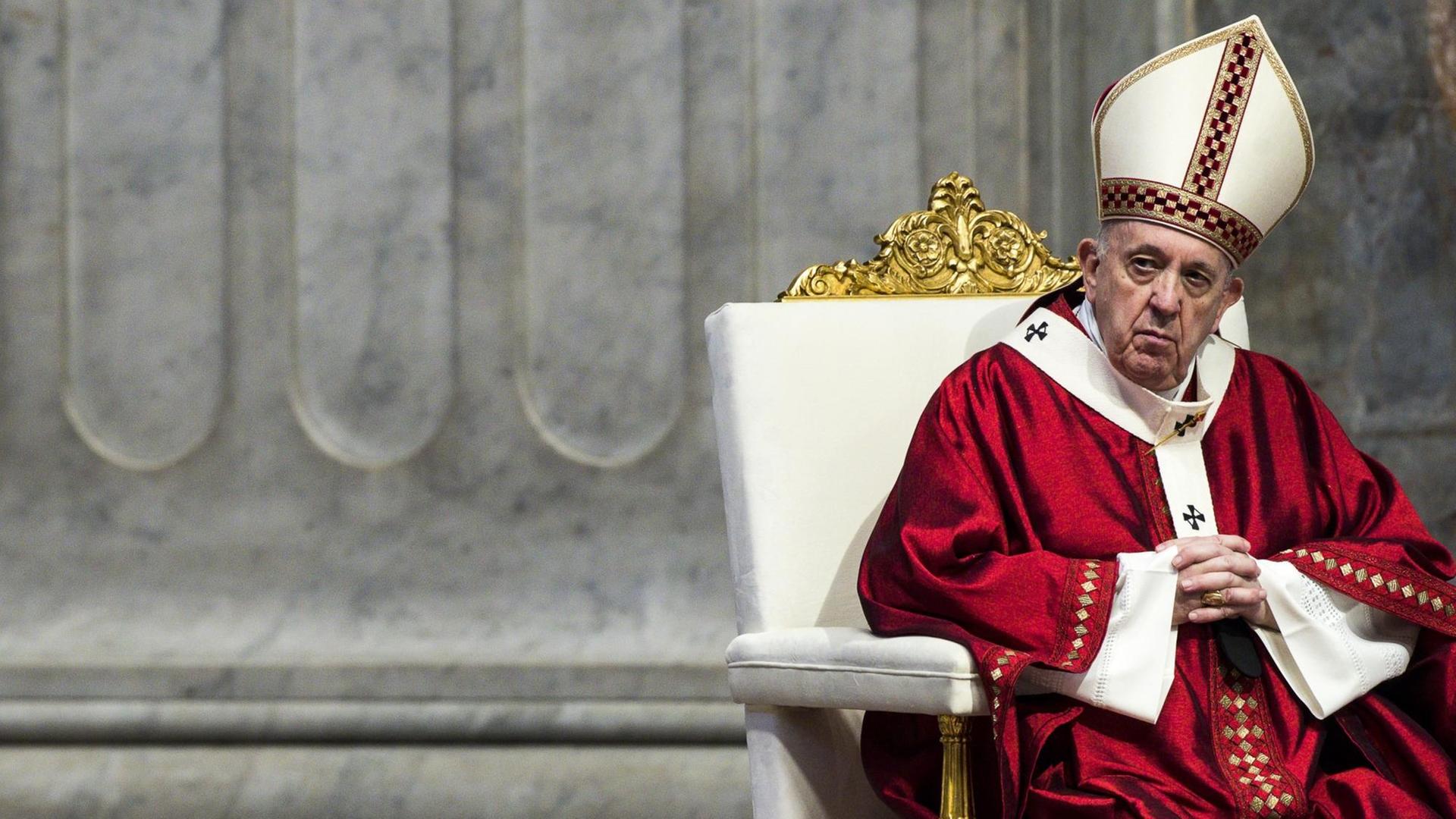 Papst Franziskus sitzt im Vatikan im Petersdom während einer Messe am 29.Juli 2020. Papst Franziskus sitzt im Vatikan im Petersdom während einer Messe am 29.Juli 2020.