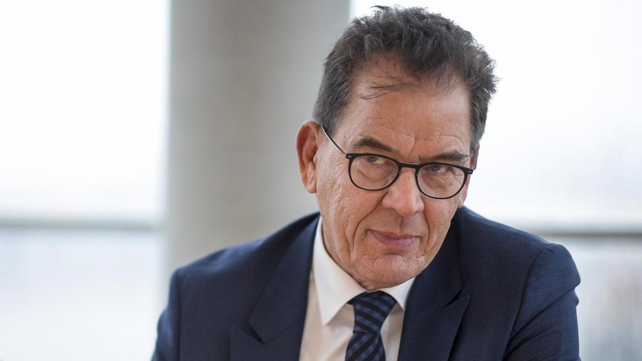 11.02.2020, Hamburg: Gerd Müller (CSU), Bundesentwicklungsminister, spricht im Hauptsitz der Kühne und Nagel AG zu Mitarbeitern. Bundesentwicklungsminister Müller besuchte das Logistikunternehmen und informierte darüber, wie Klimaneutralität in Unternehmen erreicht werden könnte. Foto: Axel Heimken/dpa | Verwendung weltweit 11.02.2020, Hamburg: Gerd Müller (CSU), Bundesentwicklungsminister, spricht im Hauptsitz der Kühne und Nagel AG zu Mitarbeitern. Bundesentwicklungsminister Müller besuchte das Logistikunternehmen und informierte darüber, wie Klimaneutralität in Unternehmen erreicht werden könnte. Foto: Axel Heimken/dpa | Verwendung weltweit