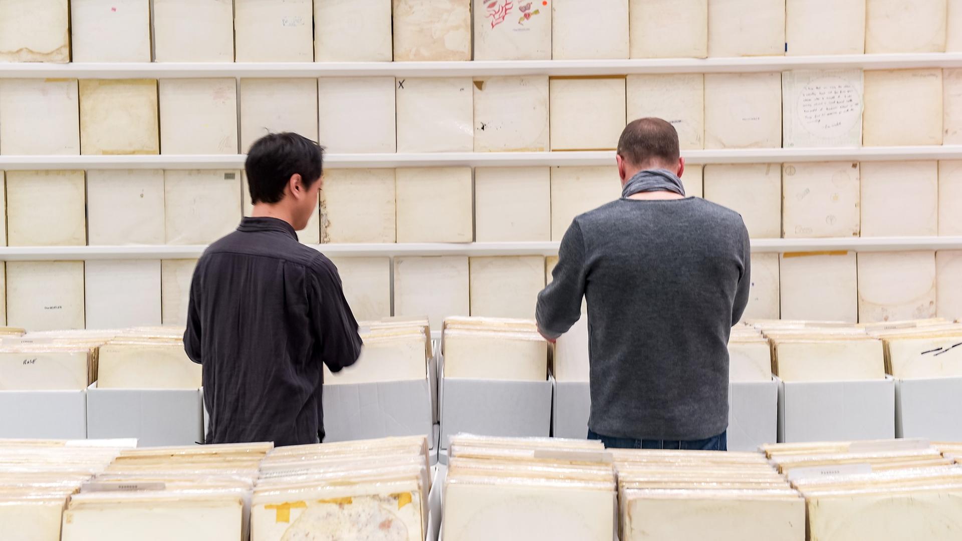 Zwei Männer betrachten in der Ausstellung "Hyper! A Journey into Art and Music" in den Deichtorhallen 2173 Exemplare des "White Album" der Beatles die der Künstler Rutherford Chang gesammelt hat. Zwei Männer betrachten in der Ausstellung "Hyper! A Journey into Art and Music" in den Deichtorhallen 2173 Exemplare des "White Album" der Beatles die der Künstler Rutherford Chang gesammelt hat.