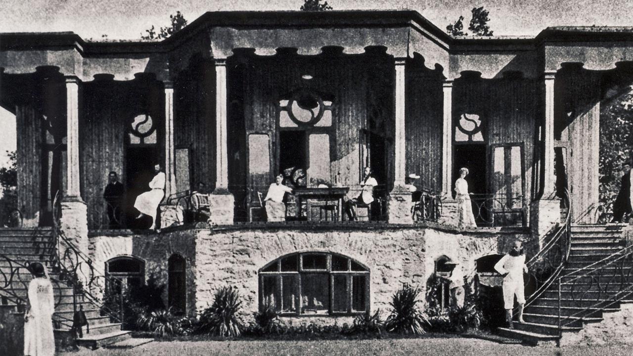 Historisches Foto vom einstigen zentralen Gebäude der Aussteiger-Kolonie auf dem Monte Verità am Lago Maggiore (undatiert). Historisches Foto vom einstigen zentralen Gebäude der Aussteiger-Kolonie auf dem Monte Verità am Lago Maggiore (undatiert).