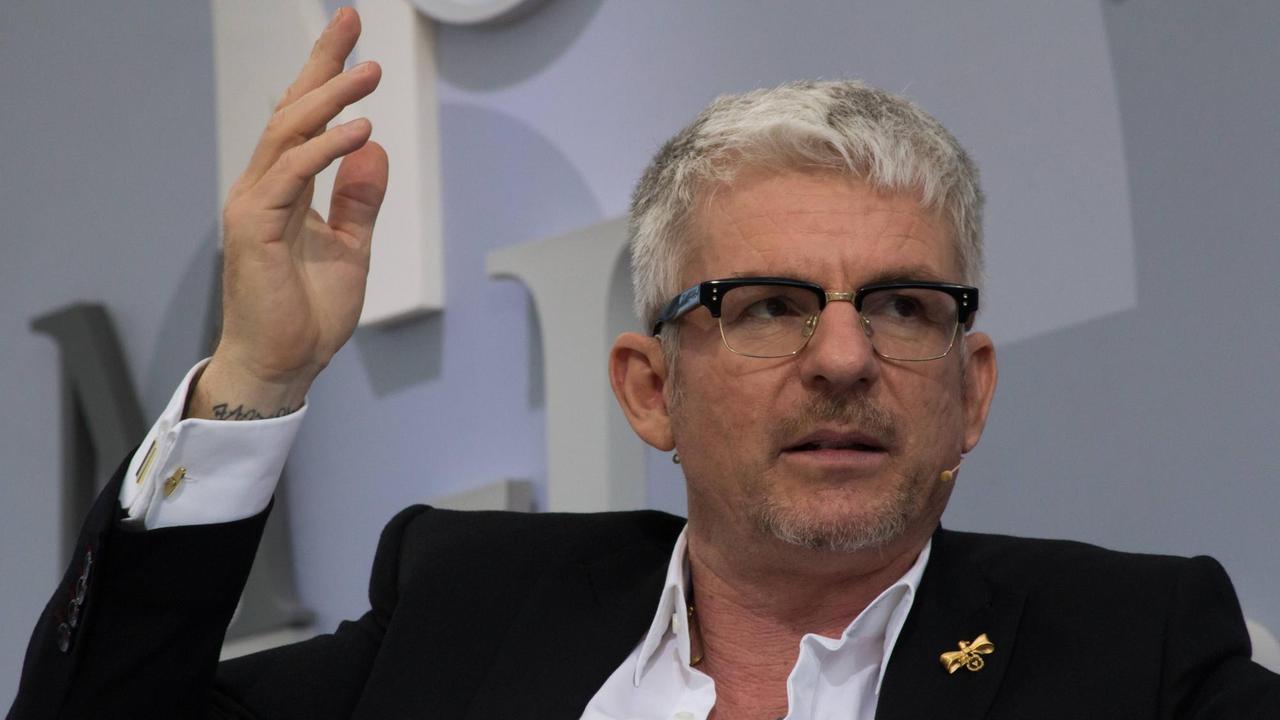 Der Autor, Schauspieler und Musiker Heinz Strunk sitzt auf dem blauen Sofa. Der Autor, Schauspieler und Musiker Heinz Strunk sitzt auf dem blauen Sofa.