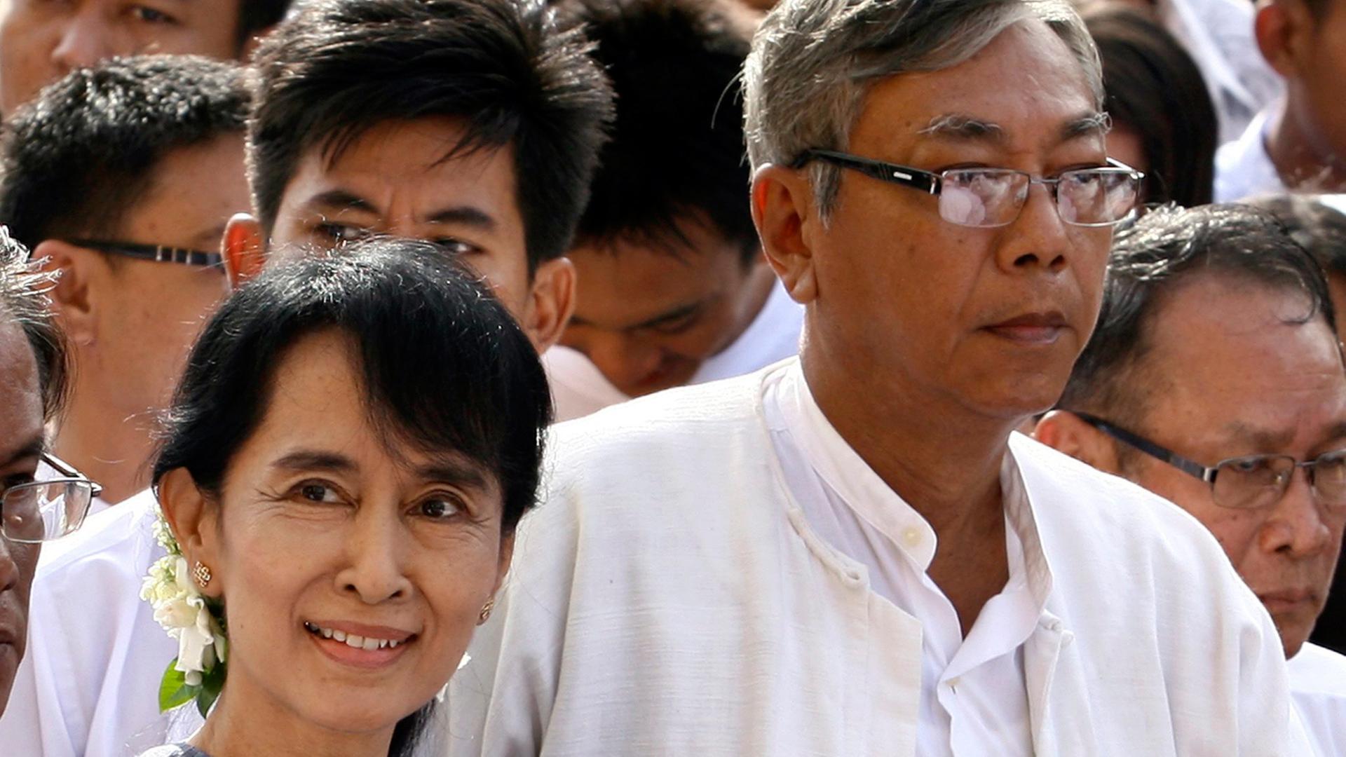 Der neue Präsident Myanmars, Htin Kyaw (r.), und Friedensnobelpreisträgerin und Oppositionsführerin Aung San Suu Kyi (l.), aufgenommen bei einem Besuch der Pagode in Bago 2011 Der neue Präsident Myanmars, Htin Kyaw (r.), und Friedensnobelpreisträgerin und Oppositionsführerin Aung San Suu Kyi (l.), aufgenommen bei einem Besuch der Pagode in Bago 2011