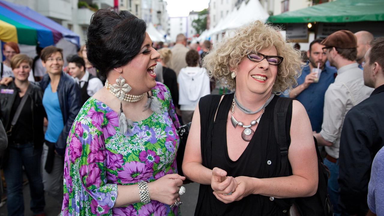 Tilly (li.) und Giselle besuchen das 22. lesbisch-schwule Stadtfest am 14.06.2014 in Berlin. Tilly (li.) und Giselle besuchen das 22. lesbisch-schwule Stadtfest am 14.06.2014 in Berlin.