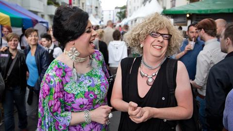 Tilly (li.) und Giselle besuchen das 22. lesbisch-schwule Stadtfest am 14.06.2014 in Berlin.