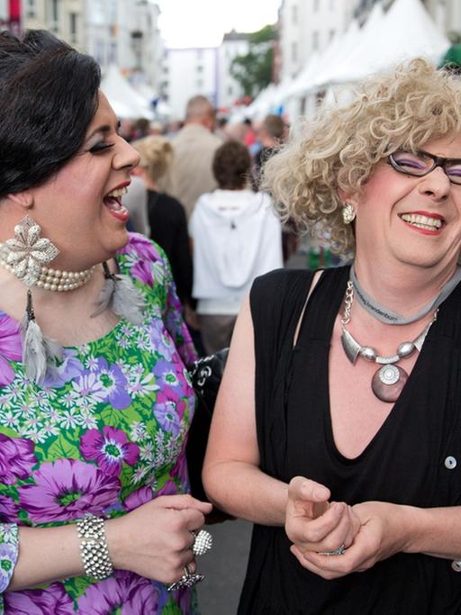 Tilly (li.) und Giselle besuchen das 22. lesbisch-schwule Stadtfest am 14.06.2014 in Berlin.