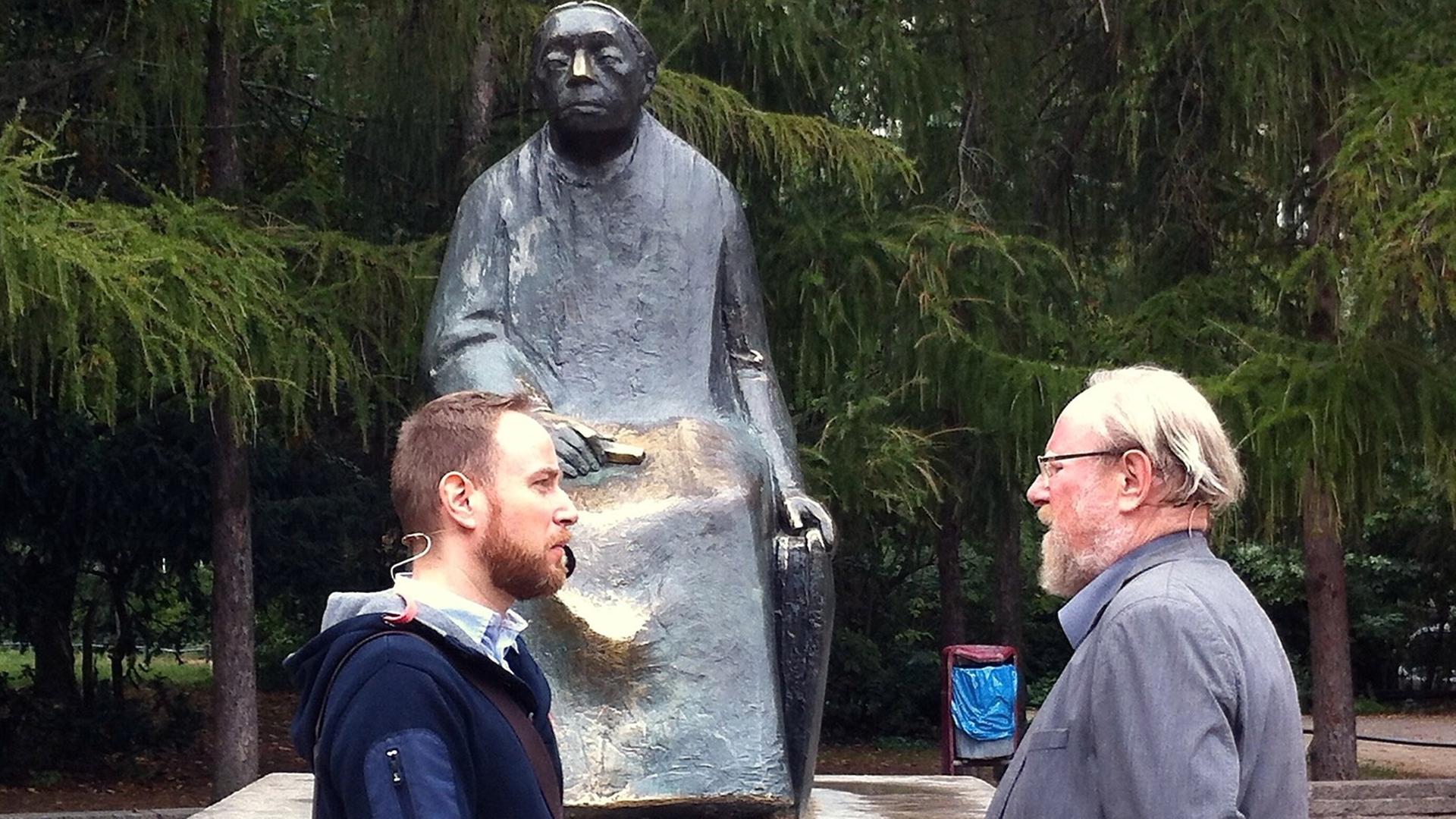 Wolfgang Thierse mit Olaf Kosert vor der Käthe-Kollwitz Statue, Herbst 2014 Wolfgang Thierse mit Olaf Kosert vor der Käthe-Kollwitz Statue, Herbst 2014
