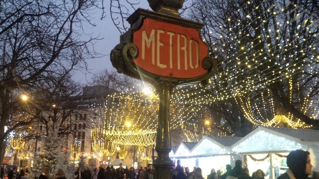 Der Weihnachtsmarkt auf den Champs-Elysées in Paris
