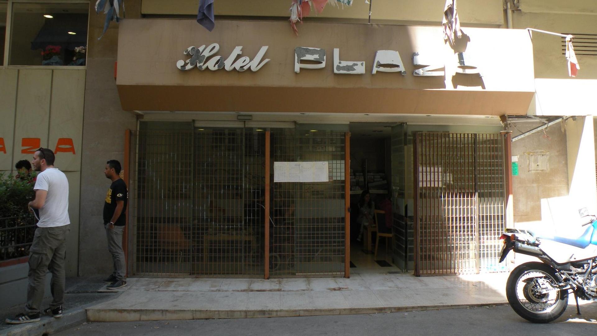 Farbfoto eines Hoteleingangs Hotel Plaza in Athen, Griechenland. Hier werden Flüchtlinge untergebracht. Farbfoto eines Hoteleingangs Hotel Plaza in Athen, Griechenland. Hier werden Flüchtlinge untergebracht.