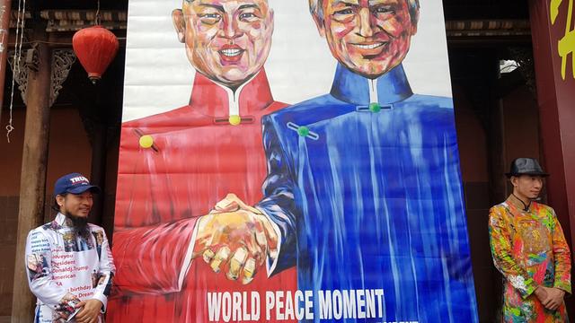 Auf einem großen Plakat vor dem JW Marriott Hotel in Hanoi sind der koreanische Machthaber Kim Jong-Un (l.) und US-Präsident Donald Trump abgebildet.