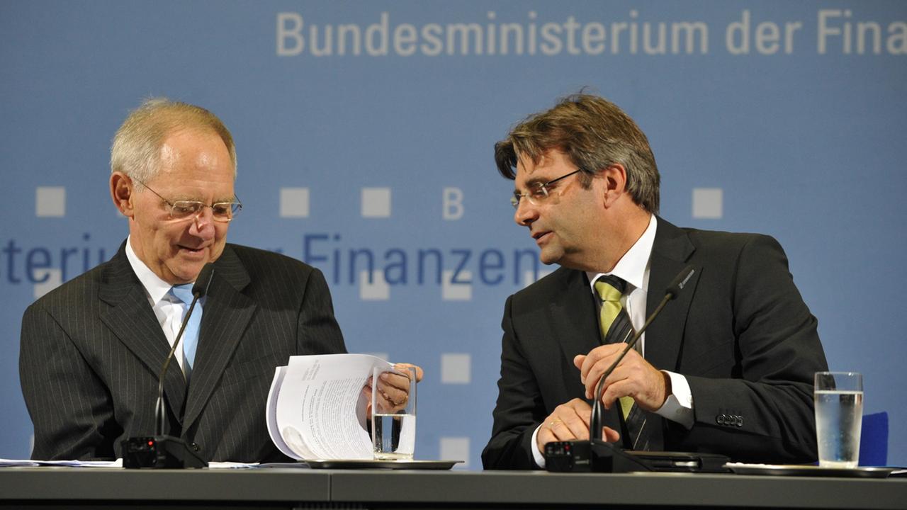 Bei einer Pressekonferenz 2010 unterhalten sich Bundesfinanzminister Wolfgang Schäuble (CDU, l) und sein Sprecher Michael Offer am Donnerstag im Bundesministerium der Finanzen in Berlin. 
