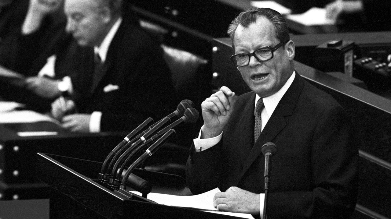Willy Brandt steht vor dem Deutschen Bundestag in Bonn am Rednerpult Willy Brandt steht vor dem Deutschen Bundestag in Bonn am Rednerpult
