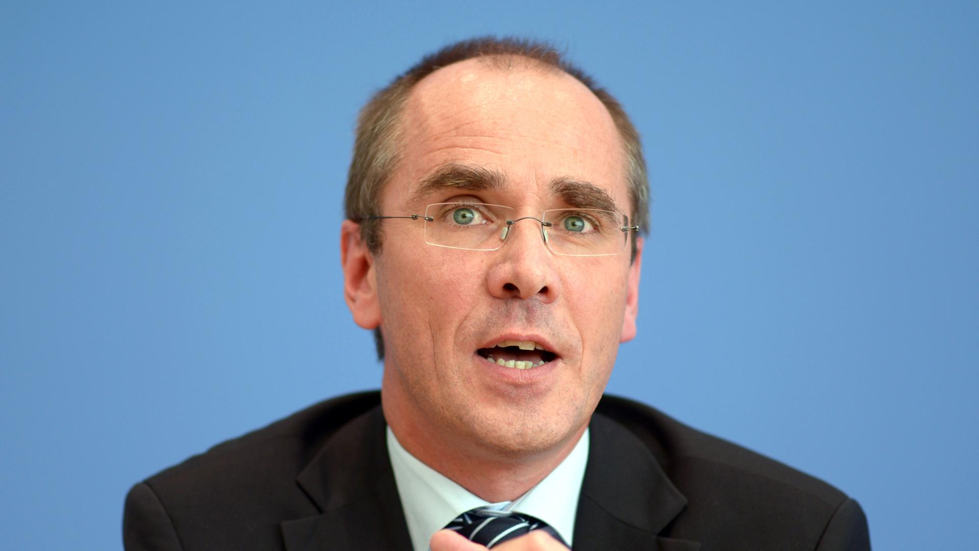 Der Geschäftsführer von Unicef Deutschland, Christian Schneider, spricht gibt am 27.10.2014 im Haus der Bundespressekonferenz in Berlin auf einer Pressekonferenz.