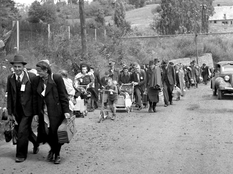 Sudetendeutsche verlassen im Juli 1946 mit Sack und Pack ein Lager in Liberec (Reichenberg) in Nordböhmen in Richtung Deutschland.