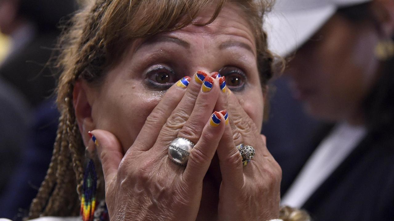 Eine Befürworterin des Friedensvertrags weint und schlägt die Hände vors Gesicht, nachdem sie das vorläufige Ergebnis erfahren hat. 