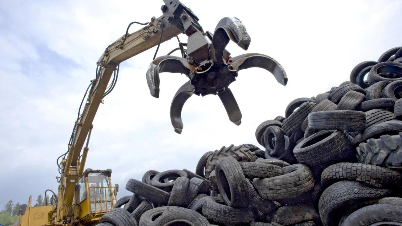 Altreifen werden geschreddert, Sekundärbrennstoff für die Zementproduktion, Zementwerk Rohrdorf, Bayern. Altreifen werden geschreddert, Sekundärbrennstoff für die Zementproduktion, Zementwerk Rohrdorf, Bayern.