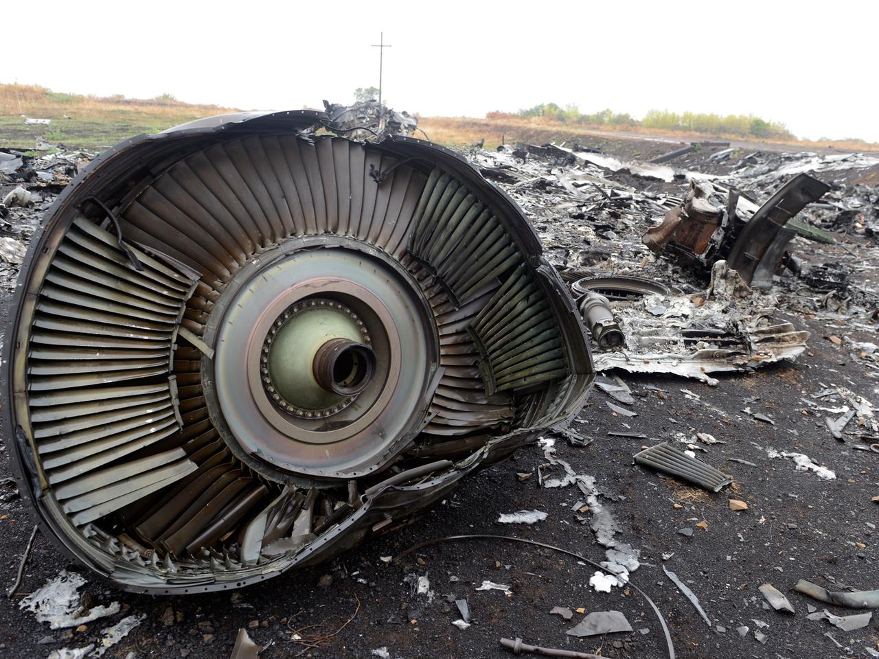 Zu sehen ist eine auf dem Boden liegende, zerstörte Fulgzeug-Turbine Zu sehen ist eine auf dem Boden liegende, zerstörte Fulgzeug-Turbine
