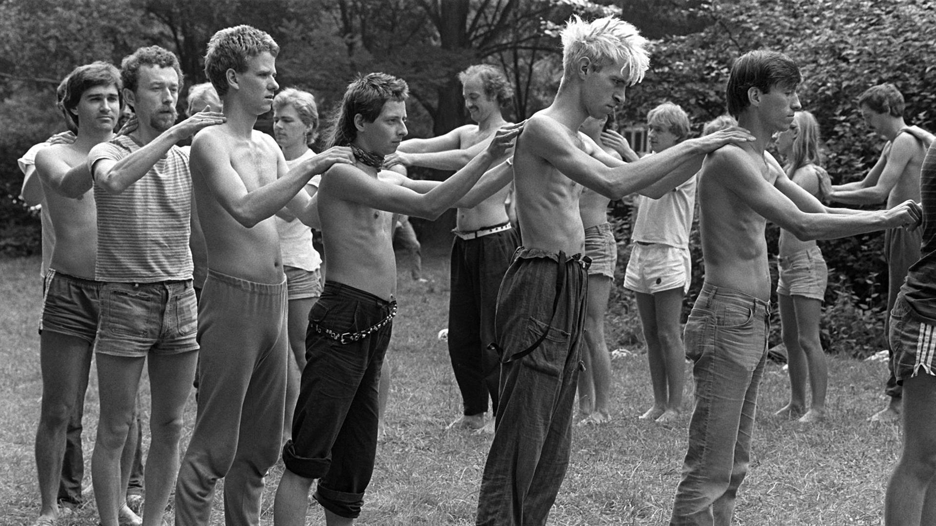 Zu Übungen der Selbsterfahrung und Diskussion des Selbstverständnisses der neuen Männer-Bewegung trafen sich am 18. und 19. August 1984 in Rossdorf bei Darmstadt etwa 100 Mitglieder von Männergruppen aus den In- und Ausland. Zu Übungen der Selbsterfahrung und Diskussion des Selbstverständnisses der neuen Männer-Bewegung trafen sich am 18. und 19. August 1984 in Rossdorf bei Darmstadt etwa 100 Mitglieder von Männergruppen aus den In- und Ausland.