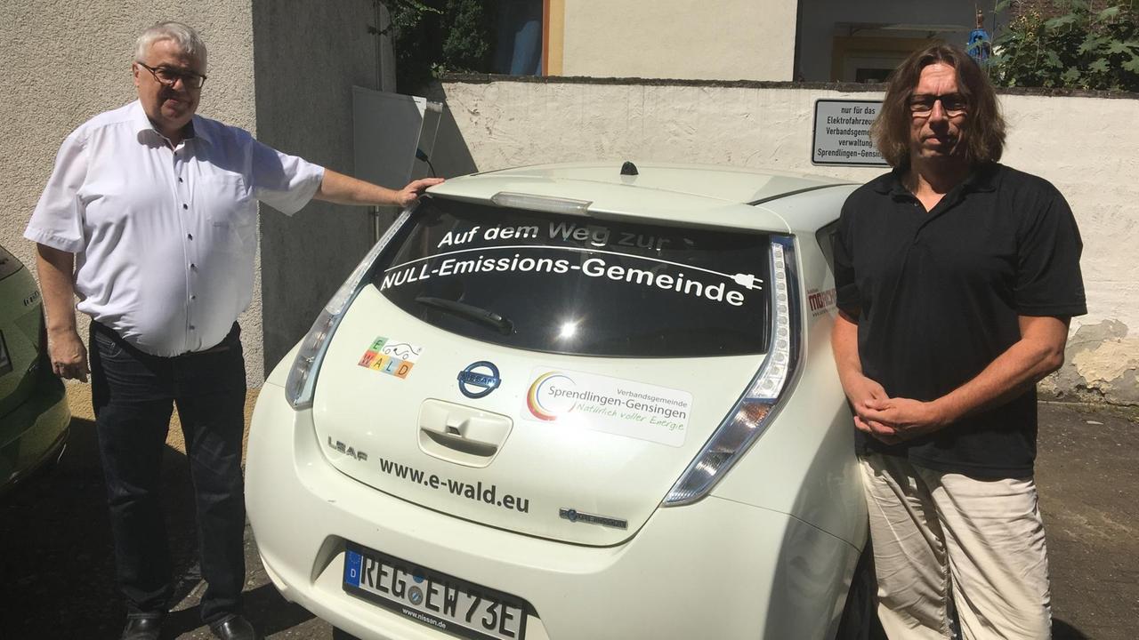 Bürgermeister Manfred Scherer und Energieberater Andreas Pfaff am Elektro-Mobil der Gemeindeverwaltung Bürgermeister Manfred Scherer und Energieberater Andreas Pfaff am Elektro-Mobil der Gemeindeverwaltung