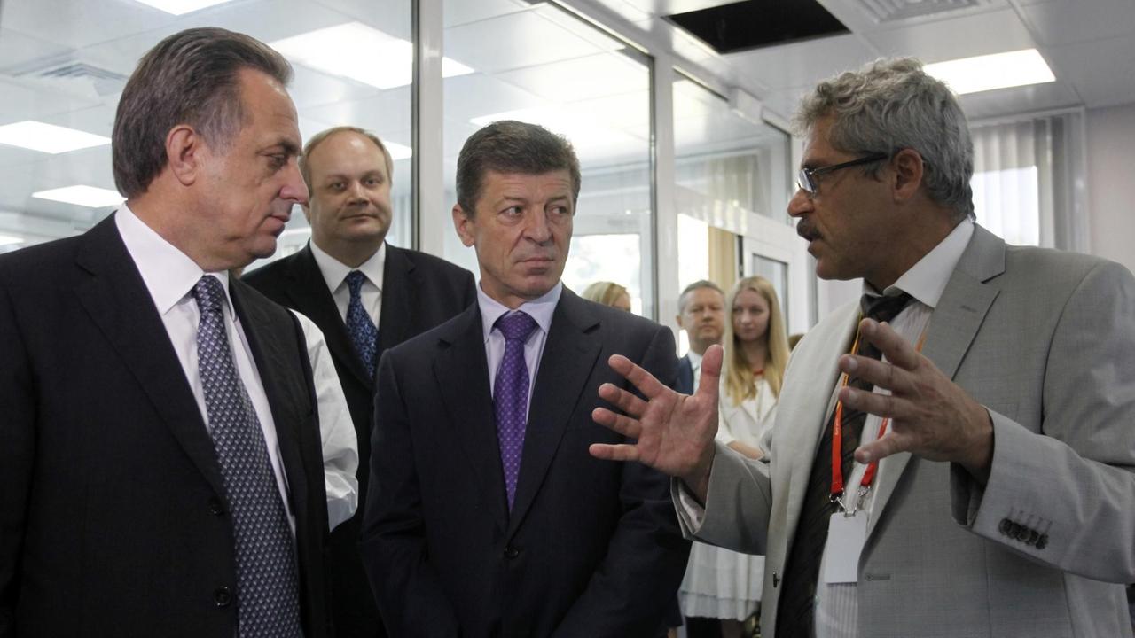 Grigori Rodtschenkow (r.) und der ehemalige russische Sportminister Witali Mutko (li.). Hinten steht der ehemalige russische Vize-Sportminister Juri Nagornych.