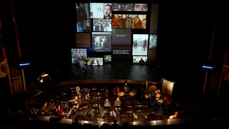 Szene aus "PLAY* EUROPERAS 1&2" von John Cage, inszeniert von Rimini Protokoll Szene aus "PLAY* EUROPERAS 1&2" von John Cage, inszeniert von Rimini Protokoll