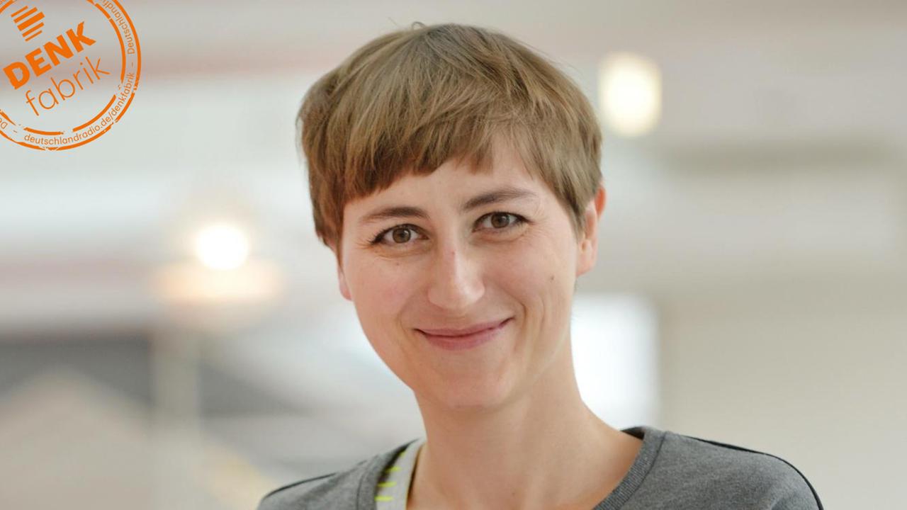 Die Autorin Ulrike Almut Sandig blickt in die Kamera und lächelt. Die Autorin Ulrike Almut Sandig blickt in die Kamera und lächelt.
