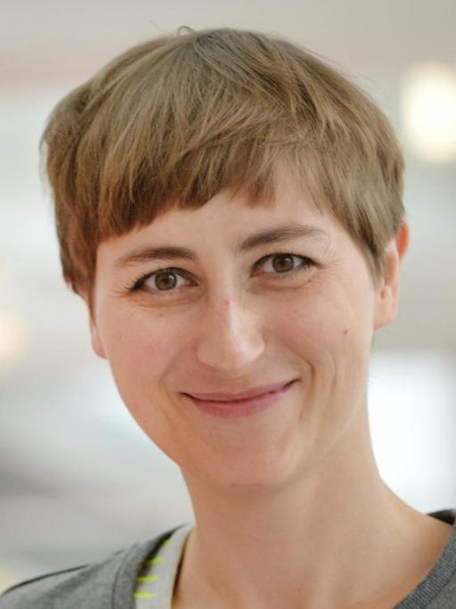 Die Autorin Ulrike Almut Sandig blickt in die Kamera und lächelt.