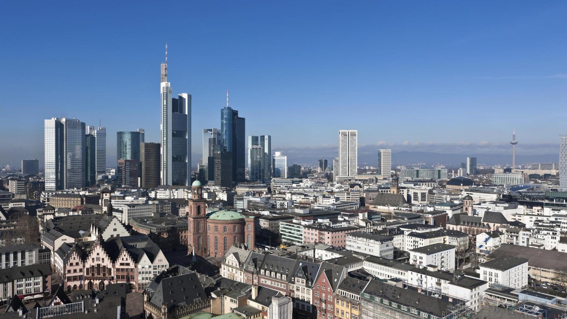 Blick auf Frankfurt mit Skyline, Commerzbank, Hessische Landesbank, Deutsche Bank, Europäische Zentralbank, Skyper, Sparkasse, DZ Bank, Opernturm, Paulskirche, Römer, Frankfurt am Main, Hessen, Deutschland, Europa Blick auf Frankfurt mit Skyline, Commerzbank, Hessische Landesbank, Deutsche Bank, Europäische Zentralbank, Skyper, Sparkasse, DZ Bank, Opernturm, Paulskirche, Römer, Frankfurt am Main, Hessen, Deutschland, Europa